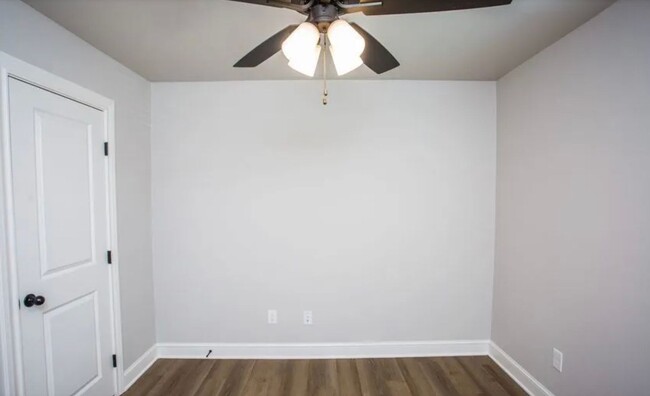 Building Photo - 3 Bedroom 2.5 Bathroom Townhome in Prime L...