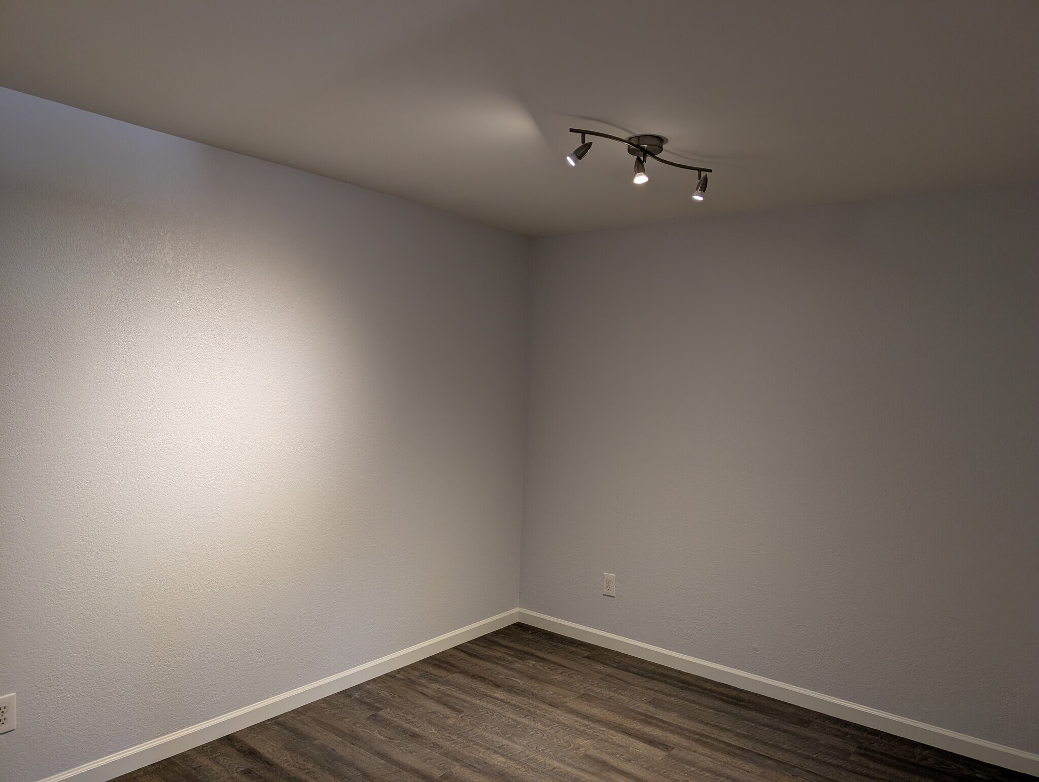 Building Photo - 3301 E Kelton Ln