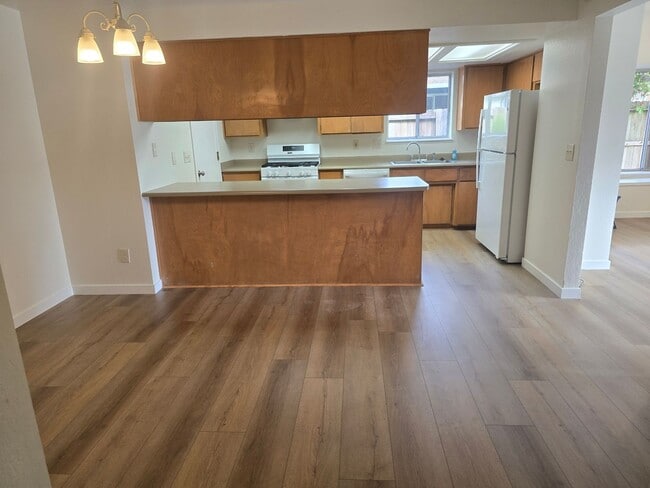 Building Photo - 3 bed 2 bath Single Home for Rent in Grants Pass