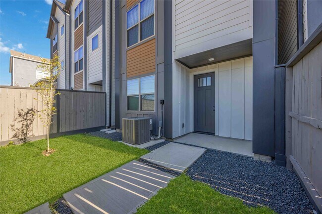 Building Photo - 2528 Live Oak St