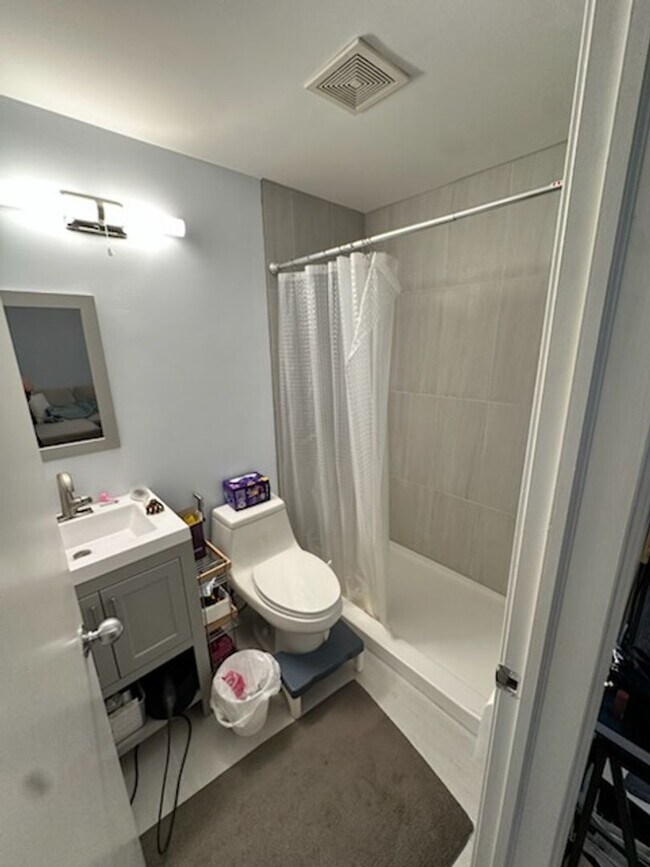 Building Photo - River West Studio 1 Bathroom