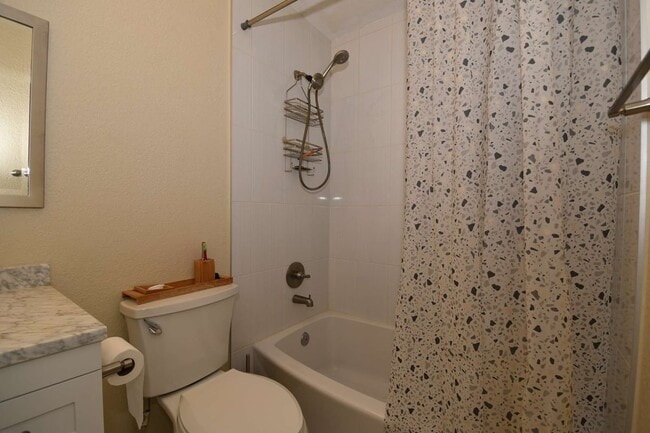 Building Photo - Large 2Bedroom | 2nd Floor | Highly Remodeled