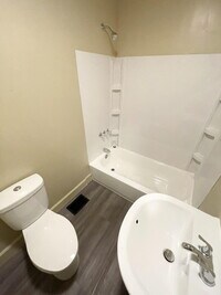 Building Photo - 3 Bedroom conveniently located across the street from Starbucks