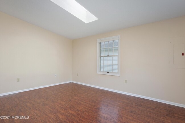 Building Photo - 16 Pinetree Ln