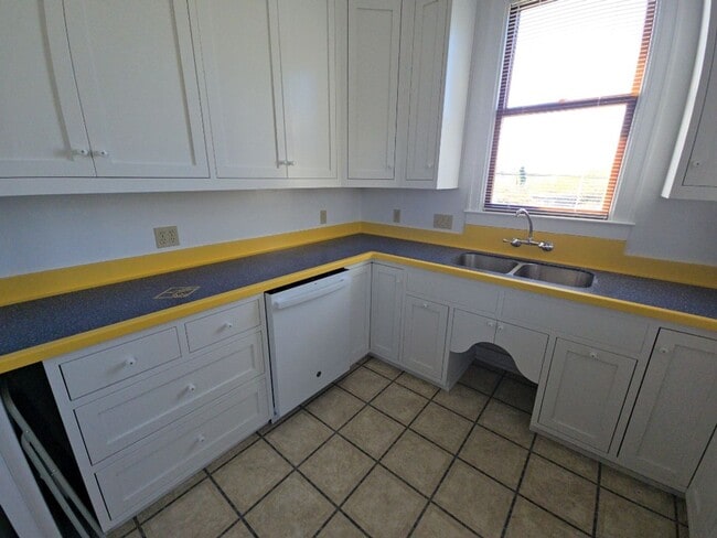 Building Photo - Distinctive Alton home offers charming living opportunity!