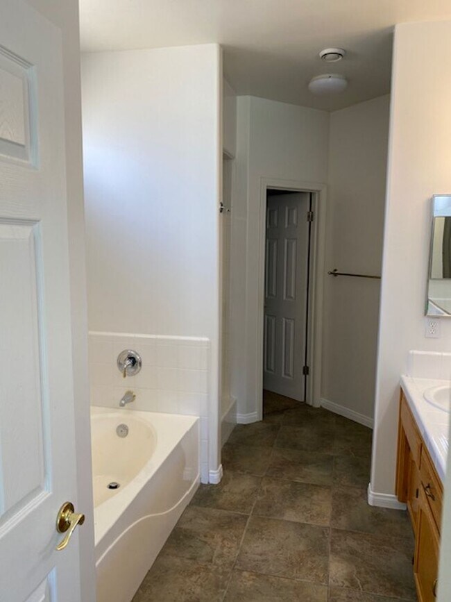Building Photo - Gorgeous 4 Bedroom 2 Bath Home W/Pool!
