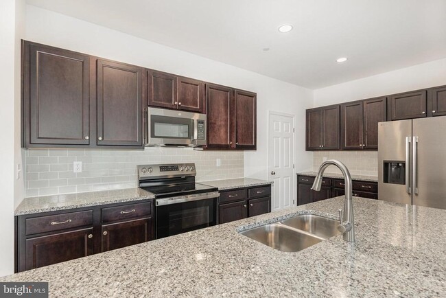 Building Photo - 7880 Briarwood Dr
