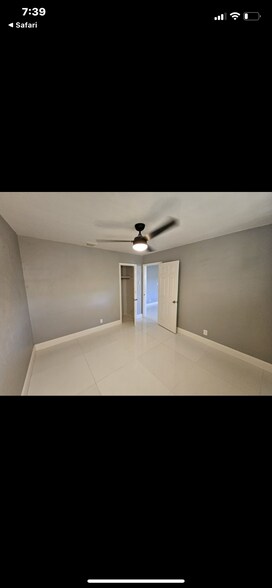 Building Photo - 4920 SW 28th Ter