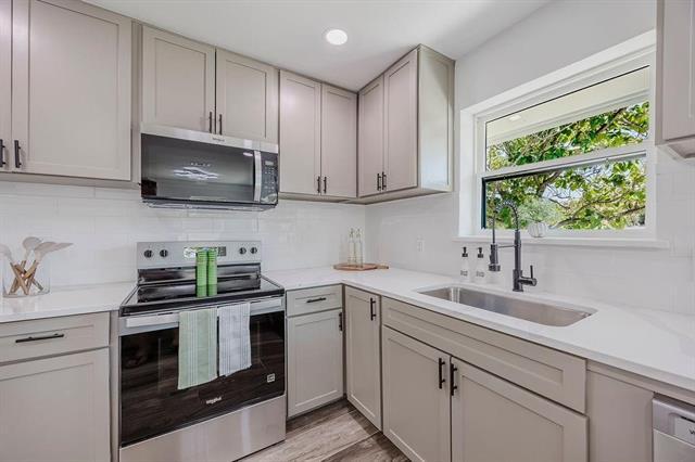 Building Photo - 310 E 6th St