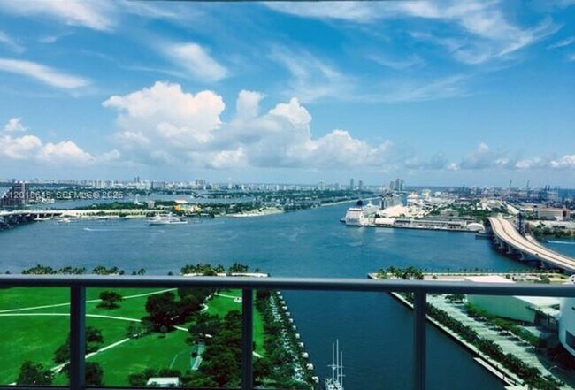 Building Photo - 900 Biscayne Blvd