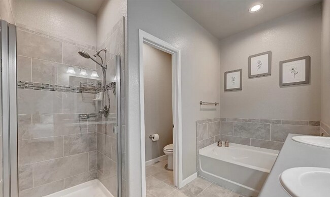 Building Photo - Charming town-home style condo Coming June 2026!