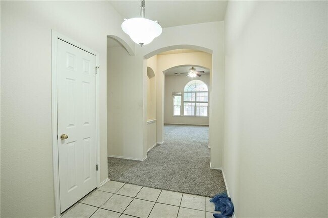 Building Photo - 704 Thrush Dr
