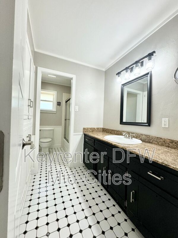 Building Photo - 1608 Durham Dr