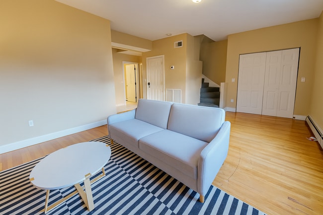 Building Photo - 19 Highgate St