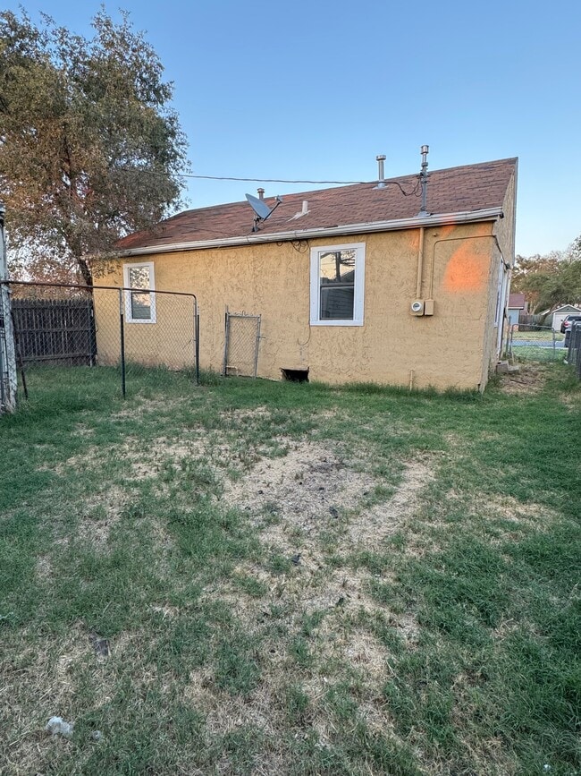 Building Photo - 3600 S Tyler St
