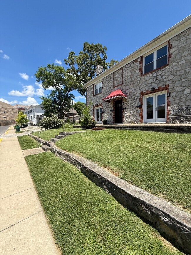Building Photo - 610 Cabell Dr