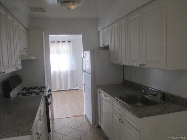 Building Photo - 2 Brevoort Dr