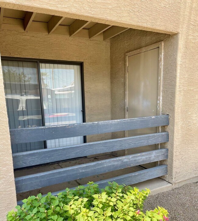 Building Photo - 2 Bedroom Condo close to airport