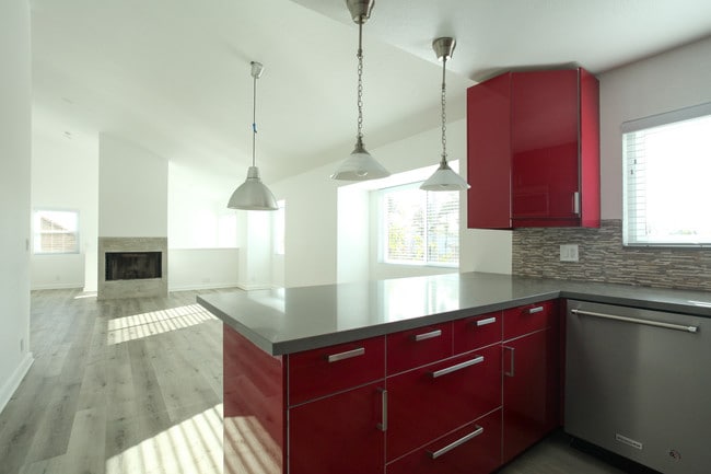 open plan living / dining / kitchen - 405 Brooks Ave