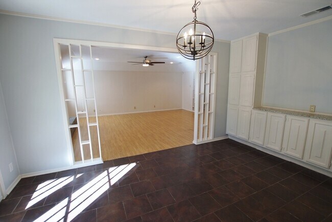 Building Photo - Available Now: Stunning 4-bedroom, 2-bath ...