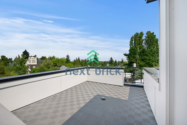 Building Photo - "Charming 2-Bed, 2-Bath Townhouse Retreat in Seattle – 1380 Sq Ft of Modern Comfort!"