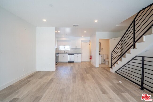 Building Photo - 608 1/2 N Gramercy Pl