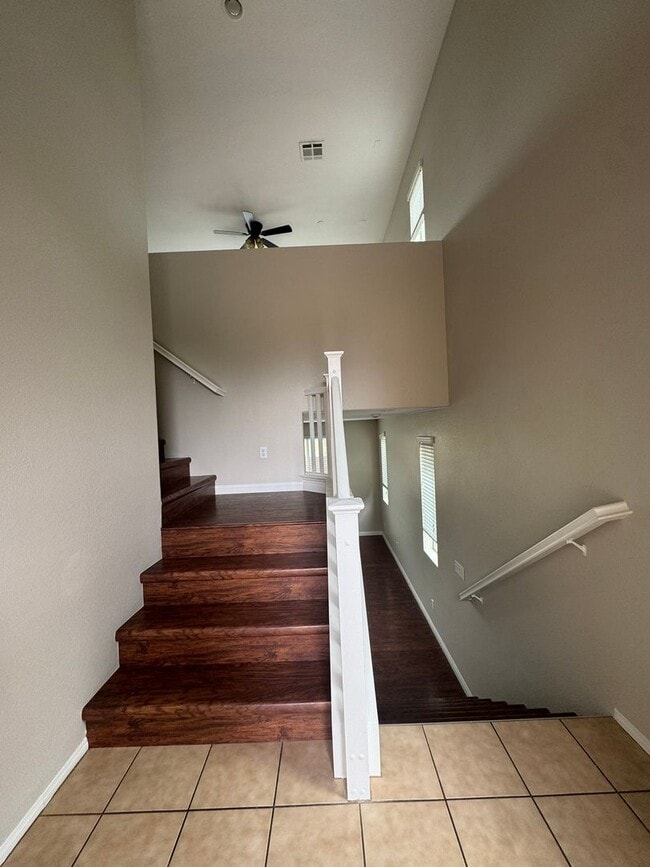 Building Photo - Adorable 3-Bed, 3-Bath Home in Gated Commu...