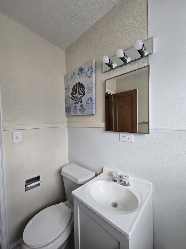 Building Photo - 722 S Hunter