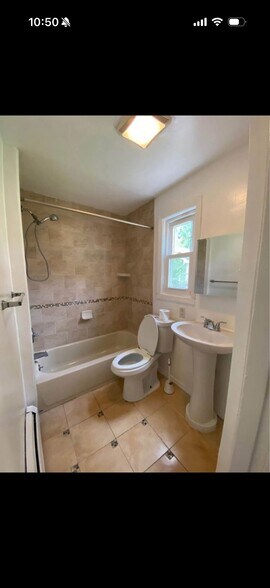 Building Photo - 658 E 28th St