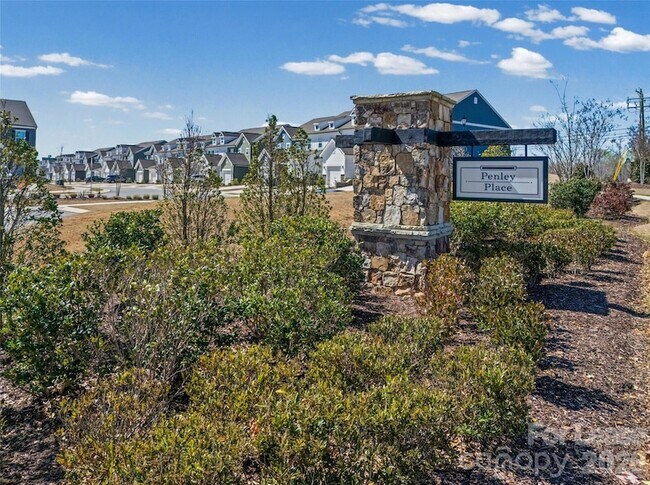 Building Photo - 512 Station St