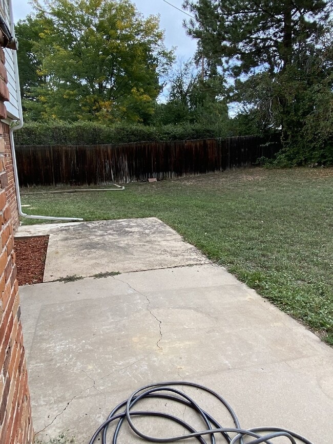 Building Photo - Don't miss out on this 5 bed 2.5 bath hous...