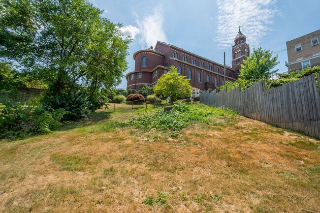 Building Photo - Stunning 2 bedroom home in Carrick available October 1st!