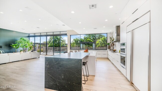 Building Photo - 7417 E Paradise Dr