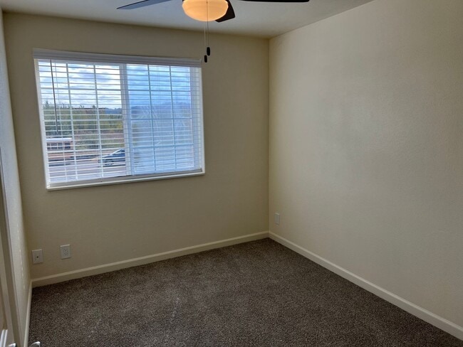 Building Photo - Updated 3 bedroom 1.5 bath duplex!