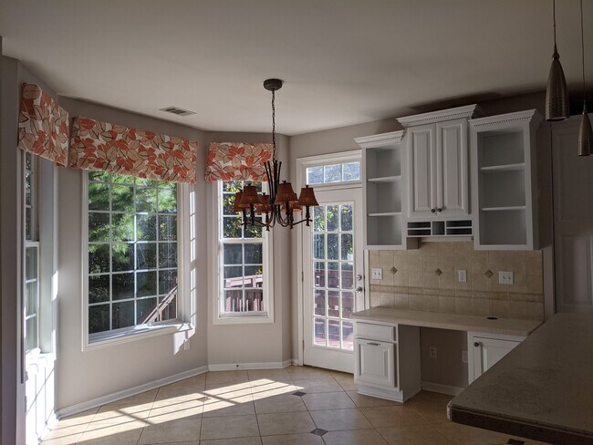 Building Photo - 2414 Manal Way