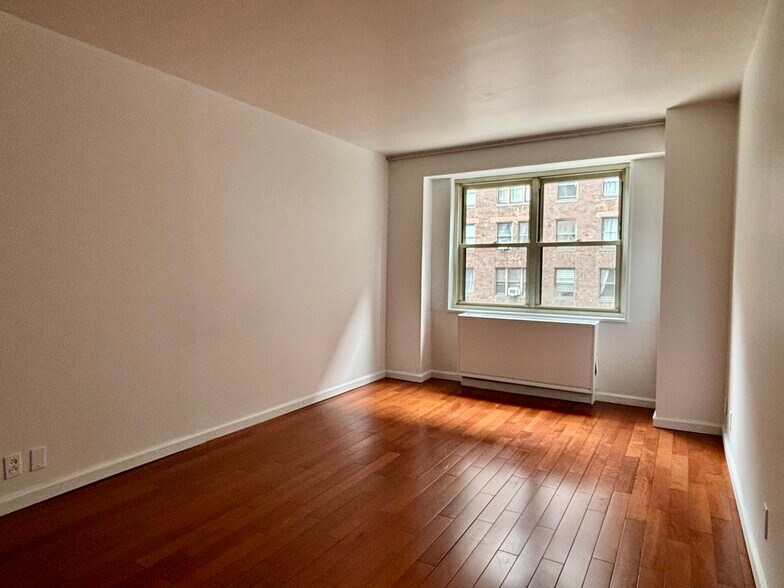 Building Photo - 400 E 54th St
