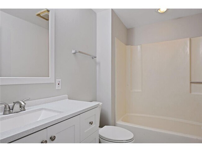 Building Photo - 924 21st Ave S