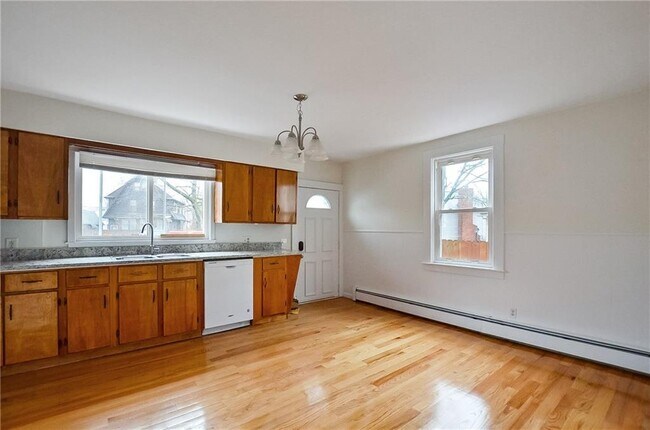 Building Photo - 292 Pleasant St