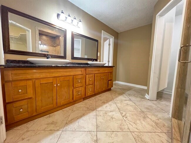 Building Photo - 12965 Larch Ln