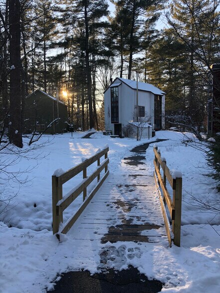 Building Photo - 87 Crossbrook Ave