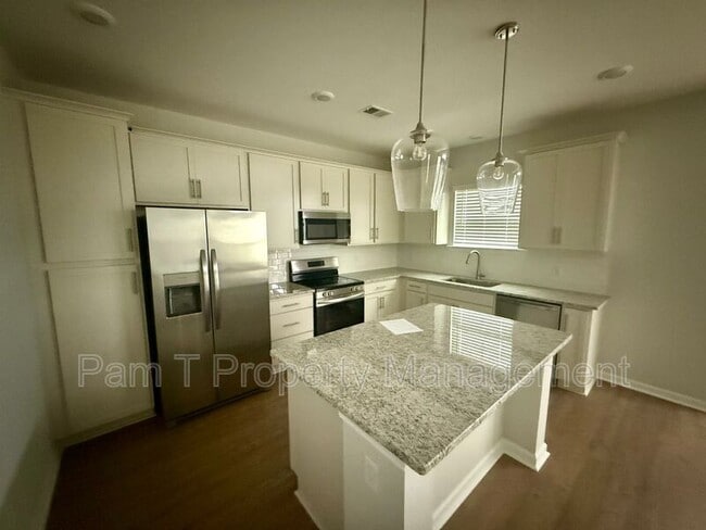 Building Photo - 400 Airways Ave