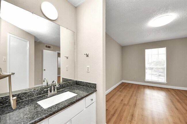 Building Photo - 2800 Jeanetta St