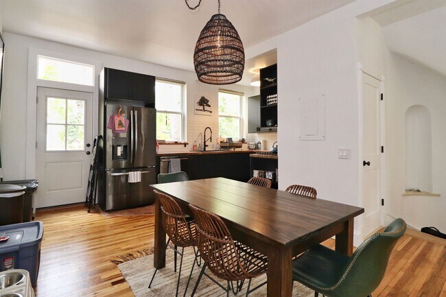 Building Photo - 820 Grand St