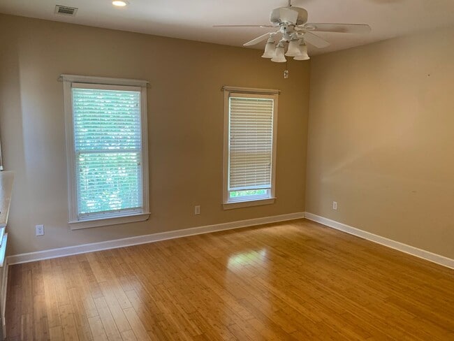 Building Photo - Spacious Townhome close to downtown Auburn...