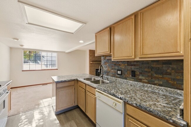 Building Photo - Deer Pointe Village Townhome Feautures 2 P...