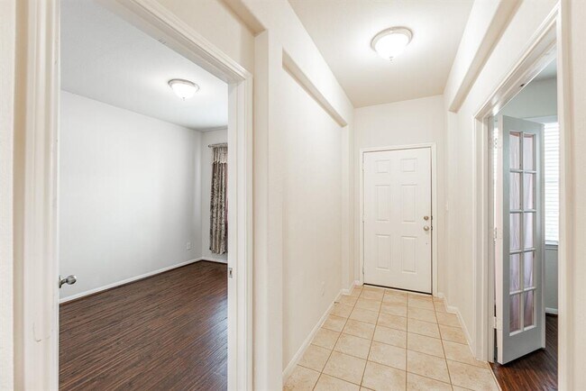 Building Photo - 7131 Pavilion Dr