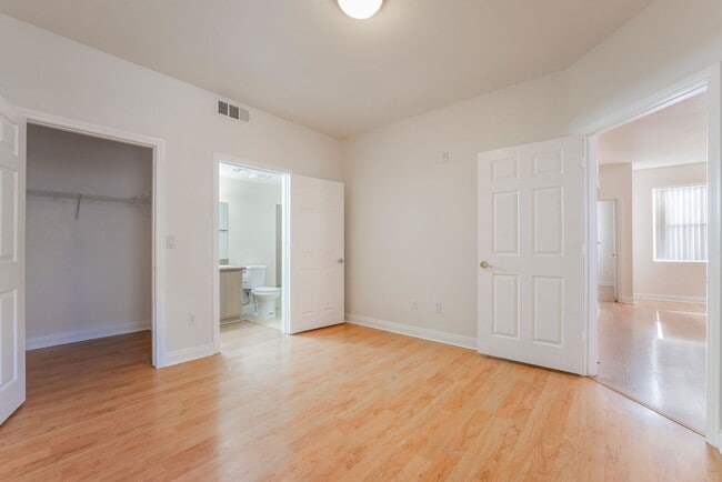 Building Photo - Move-in ready 2-bedroom 2-bath condo in th...