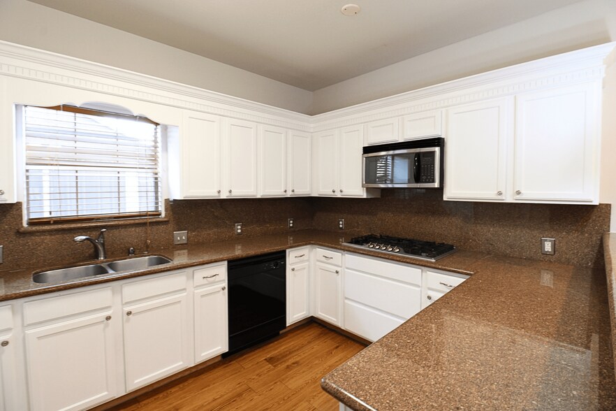 Building Photo - 2445 Monarch Dr