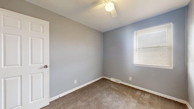 Building Photo - Elyria - updated 2 bedroom/1 bath townhouse.