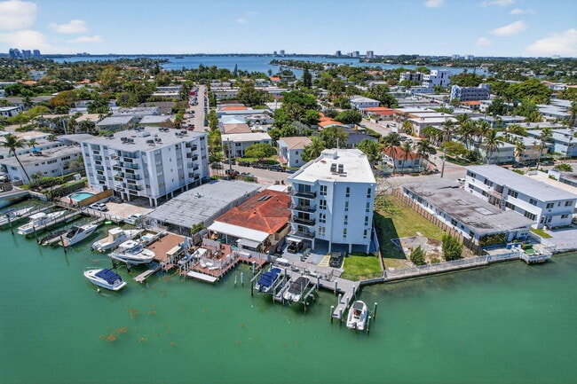 Building Photo - 8125 Crespi Blvd